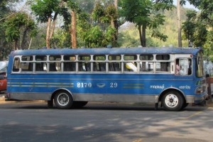 Thailand-Bus-naar-Erawan-watervallen
