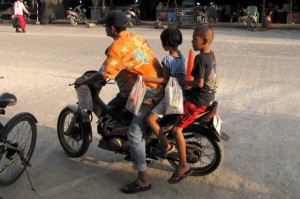 Thailand, Met z'n vieren op de scooter.