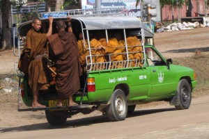 Thailand, Monniken in de bus.