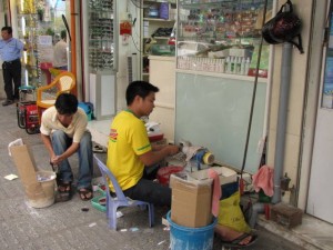 Bij de opticien wordt de bril ter plaatse gemaakt