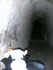 Koen in de Cu Chi tunnel