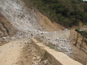 De stenenmassa op de weg
