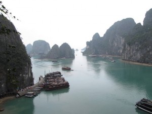Uitzicht vanaf de grot op de baai