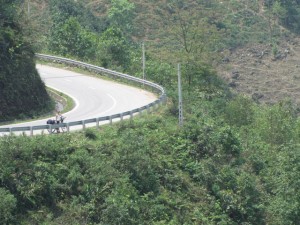 Afdaling met veel bochten.