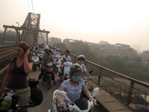 In de file met de fiets op de Long Bien Bridge, Hanoi.