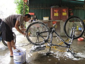 Fietsen worden schoon gemaakt.
