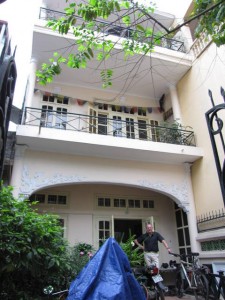 Jan bij zijn huis in Hanoi.