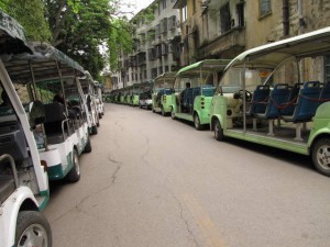 Golfkarretjes om de Chinese toeristen te vervoeren.