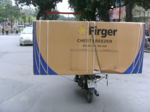 Diepvries op een scooter in Hanoi
