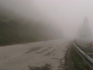 Rhianne in dichte mist op weg naar Sa Pa