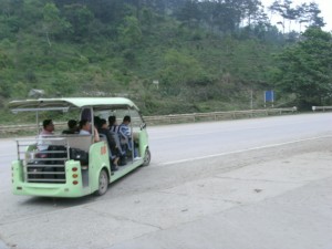 Met een golfkarretje de grens over.