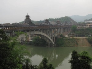 De nieuwe wind- en regenbrug in Sanjiang