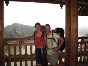 Poseren met backpacks op de brug
