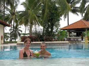 Wat een leventje: verse kokosnoot, een zwembad en prachtig uitzicht.