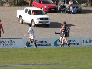 Vanuit je auto kan je kijken naar Aussie Football.