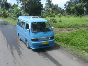 De microlet, het vervoersmiddel in Indonesie.