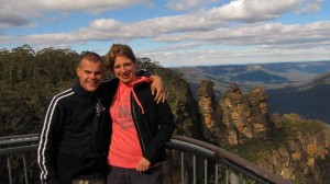 Wij naast de drie zusters