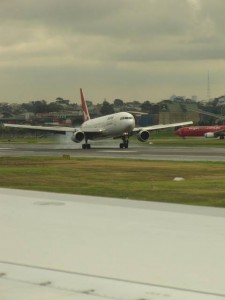 Een vliegtuig land op een natte baan.