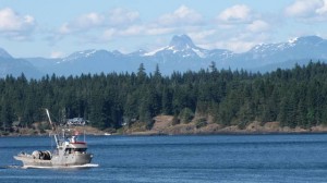 Besneeuwde bergen en een vissersboot