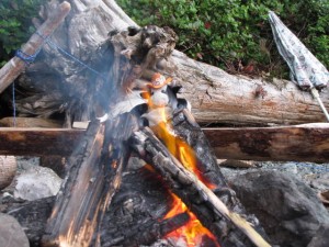 Koen droogt bij het kampvuur