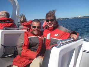 Wapperende haren in de speedboot