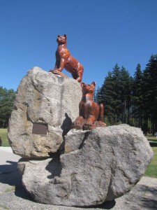 Een dorp vol houtsnijwerken.