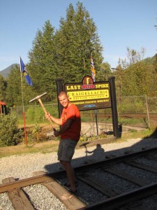 Erwin slaat een spijkertje