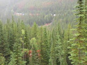 Uitzicht over een trein op drie verschillende hoogtes.