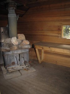 De houtkachel met stenen in de sauna