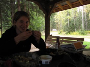 Een eekhoorn kijkt over Rhianne´s schouder mee...