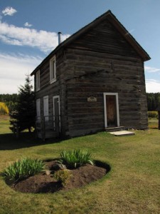 Oude gebouwen op een nagebouwde ranch.