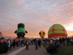 Luchtballonnen als paddestoelen de grond uit