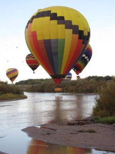 Een luchtballon dicht op de rivier