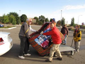 Erwin helpt een mandje...