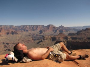 Erwin zont op het randje van de canyon