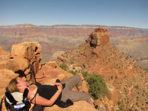 Rhianne zont op de rand van de canyon