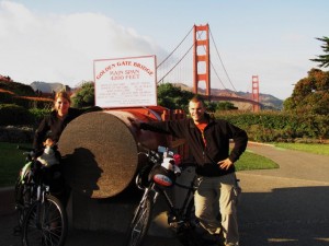 Poseren bij de grote tuidraad van de Golden Gate Bridge