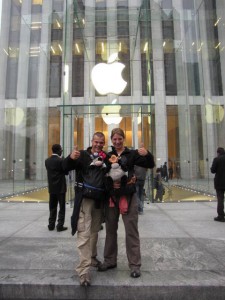 Koen met ons voor de Apple Store.