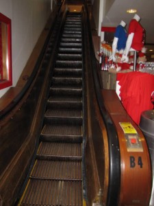 Een houten roltrap in warenhuis Macy's.