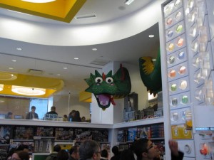 Een draak door de winkel heen.