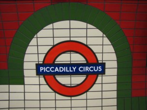 Metrostationbord in London.