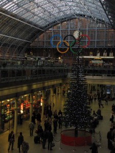 De Olympische ringen met de legokerstboom in het treinstation.