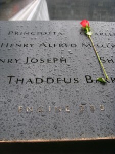 Een roos neergelegd door een brandweerman.