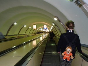Floppy en Rhianne op weg naar de metro